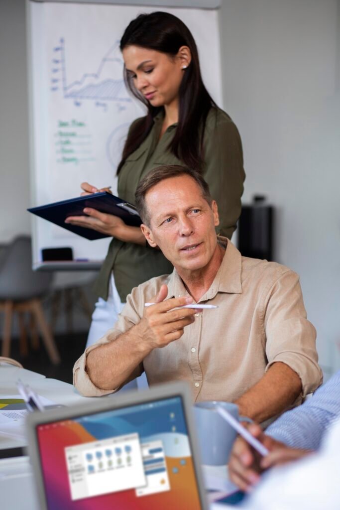 personnes utilisant un appareil numerique lors d une reunion